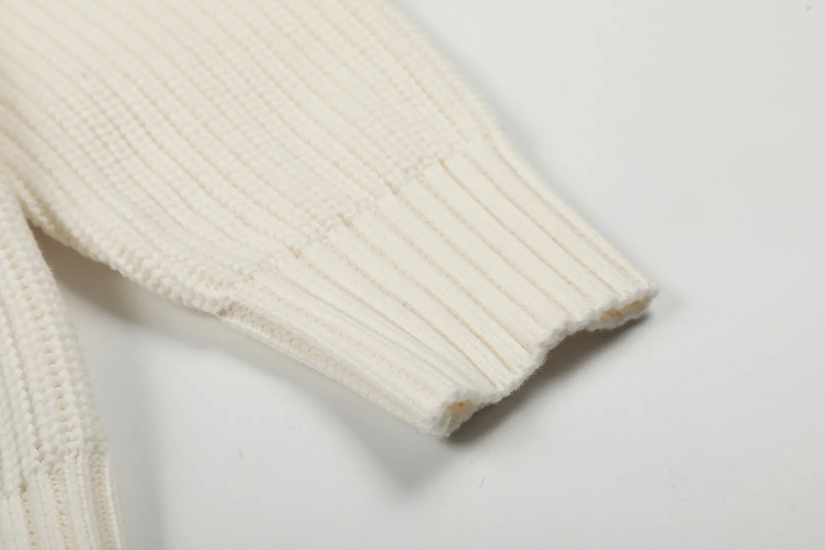 P220 Top quality" Style number: DS812# (not off the shelves all year round) [Ralph Lauren round neck piqué knitted sweater with war horse embroidery on the front and back] ✅Ralph Lauren classic basic versatile round neck pullover sweater for men and women ✅Main supply platform live broadcast Wholesale entity Replenish if out of stock Not removed from the shelves ✅ZP quality 1:1 version Scan the code to enter the GF website Counter quality ✅Detailed quality The only one in Guangzhou Imported quality cotton yarn Mainly high-end, cost-effective, good quality needless to say ✅The version is restored to the original order, the maximum size can be worn up to 200 pounds, loose, comfortable and stress-free ✅The upper body is simple and easy to match, ootd must-have style, good-looking clothes are never picky, a must-have item in the wardrobe is recommended. Size: S-XL Color: White, gray, khaki, navy blue, brown, burgundy, black with white label, black with red label